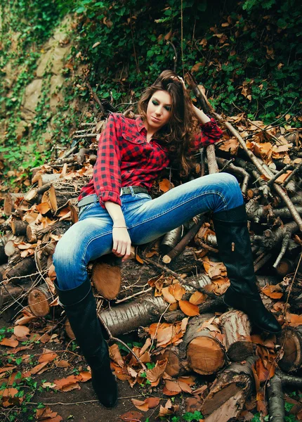 Young girl in the woods — Stock Photo, Image