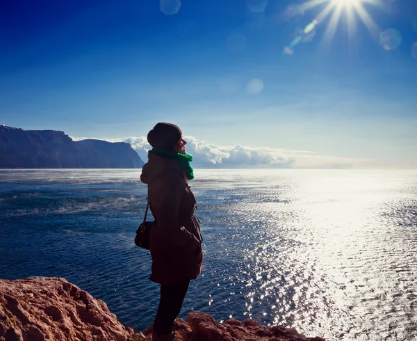 Mladá dívka obdivuje výhled na moře — Stock fotografie