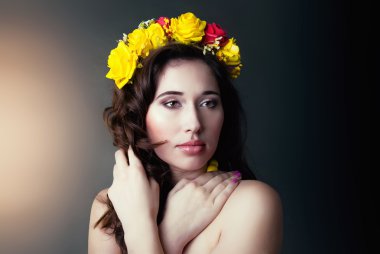 Güzel bir genç kadının portresi.