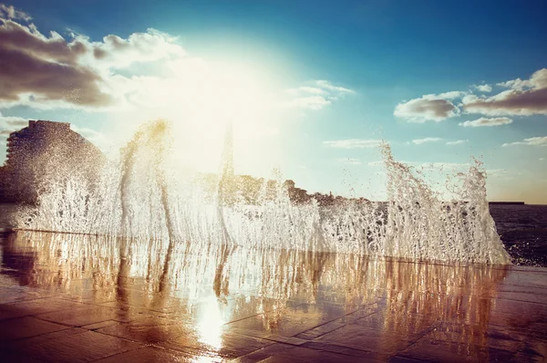 Olas al atardecer en el paseo marítimo — Foto de Stock