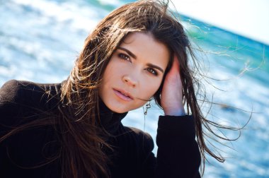 Sahilde güzel bir kızın portresi.