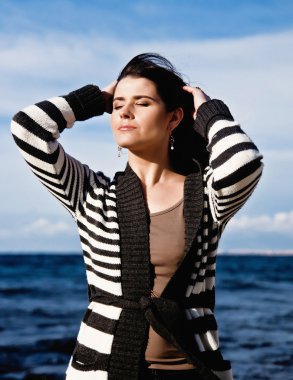 Sahilde güzel bir kız