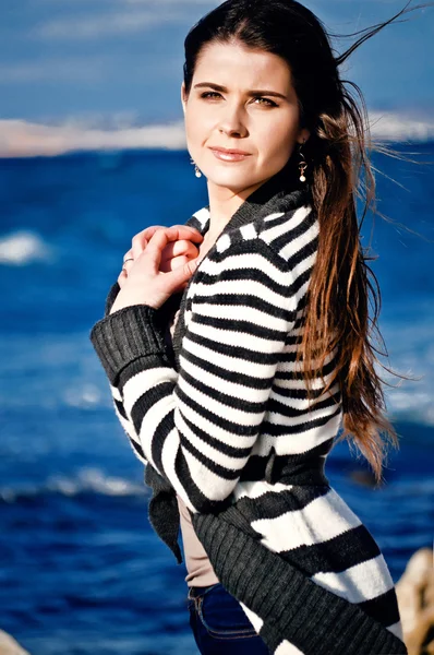 Portrait of a beautiful girl on the beach — Stock Photo, Image