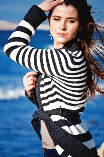 Retrato de una hermosa chica en la playa — Foto de Stock