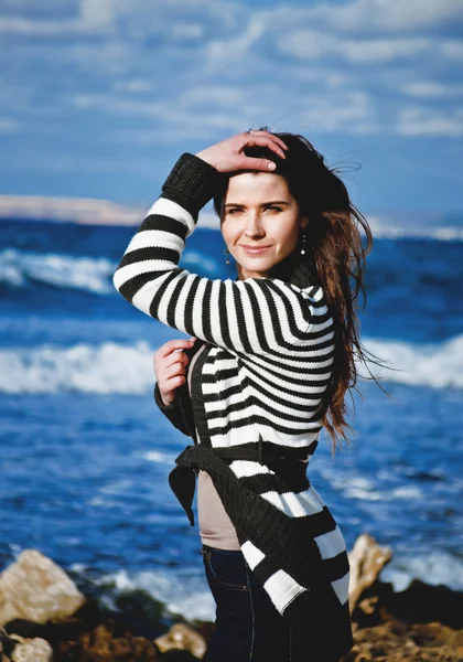 Portrait of a beautiful girl on the beach — Stock Photo, Image