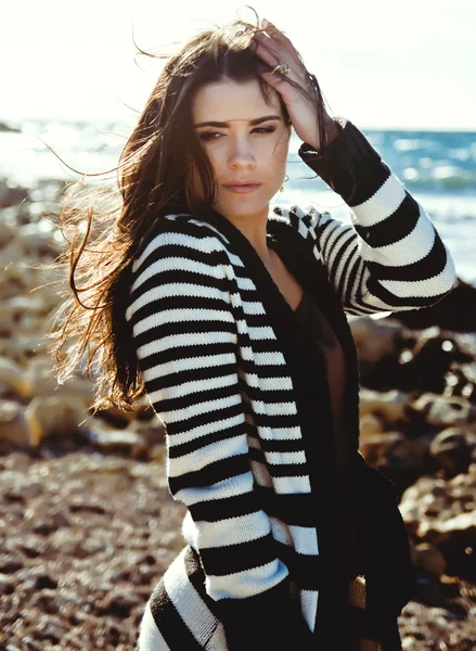 Retrato de una hermosa chica en la playa — Foto de Stock