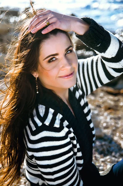 Portret van een mooi meisje op het strand — Stockfoto