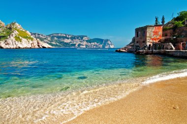 dağların manzarasına sahip plaj