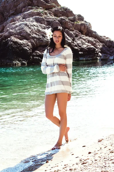 Joven mujer sexy en la playa — Foto de Stock