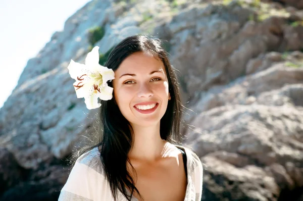 Portret van een jonge vrouw op het strand — Stockfoto