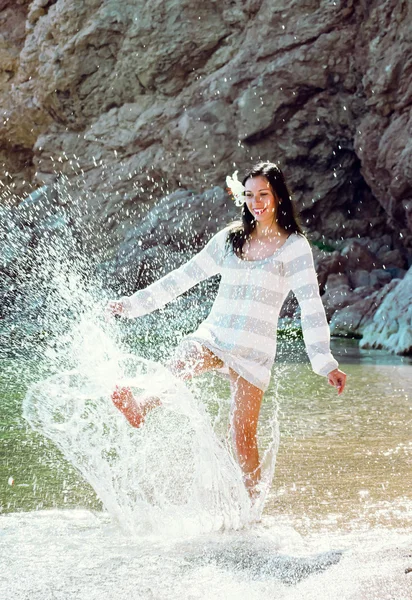 Joven mujer jugando en el agua — Foto de Stock