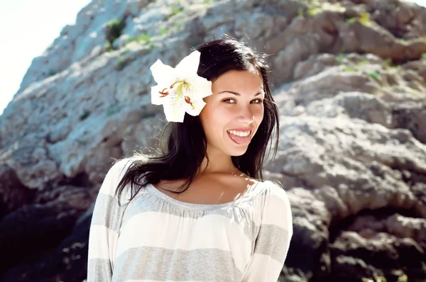 Porträtt av en ung kvinna på stranden — Stockfoto