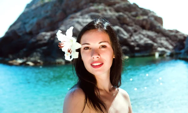 Porträtt av en ung kvinna på stranden — Stockfoto