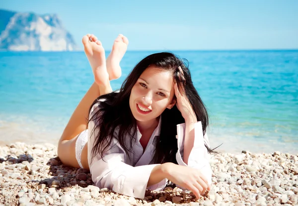 Joven mujer sexy en la playa — Foto de Stock