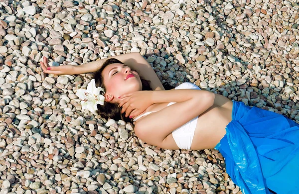 Menina bonita na praia — Fotografia de Stock