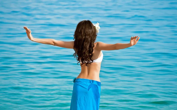 Kız mavi bir mendil ile sahilde — Stok fotoğraf