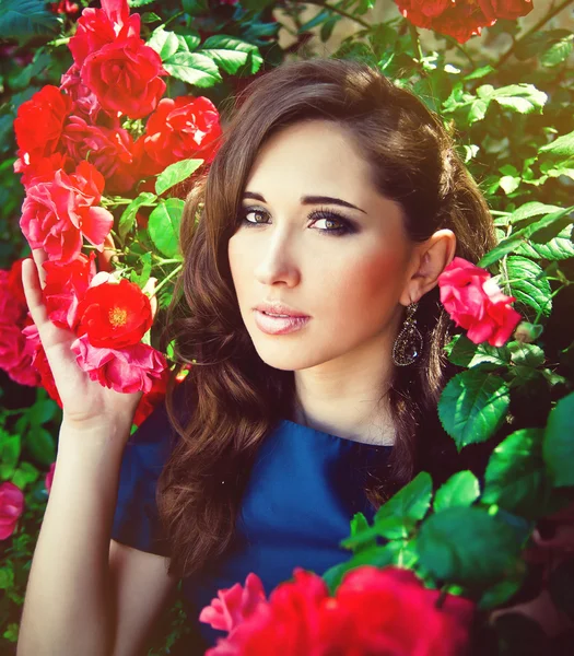 Портрет молодой красивой женщины в цветущих розах — стоковое фото