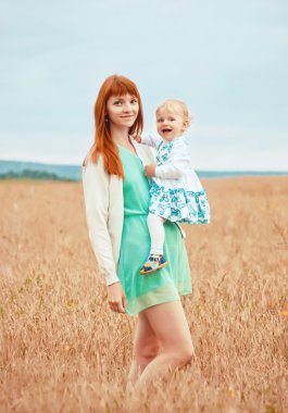 Güzel anne ve bebek niteliğine