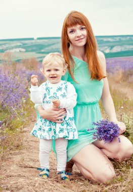 Güzel anne ve bebek niteliğine