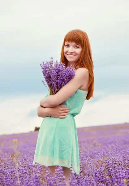 Porträt eines jungen schönen Mädchens in einem Feld — Stockfoto