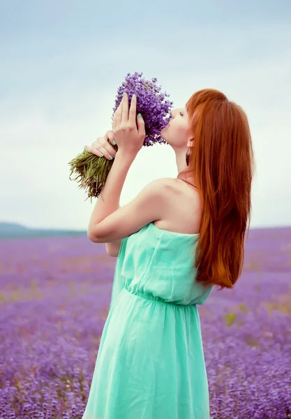 Portrait of young beautiful girl in a field — Stock Photo, Image