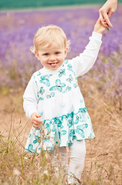 Kleines süßes Baby in der Natur — Stockfoto