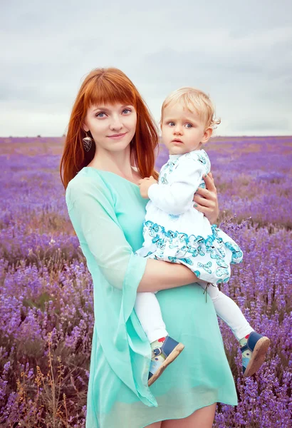 Portrait of a beautiful young mother and child in nature — Stock Photo, Image