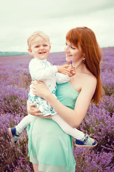 Portrait of a beautiful young mother and child in nature — Stock Photo, Image