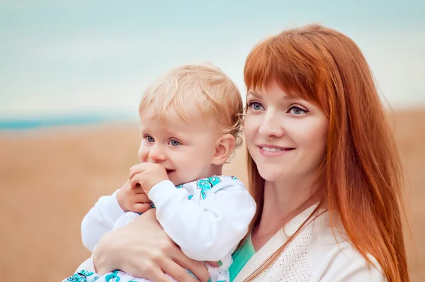 Ritratto di una bella giovane madre e bambino in natura — Foto Stock