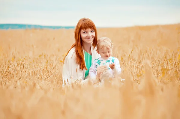 Portrait of a beautiful young mother and child in nature — Stock Photo, Image