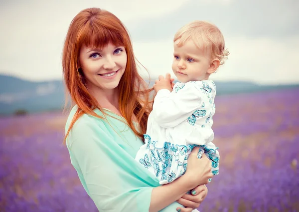 Portrait of a beautiful young mother and child in nature — Stock Photo, Image