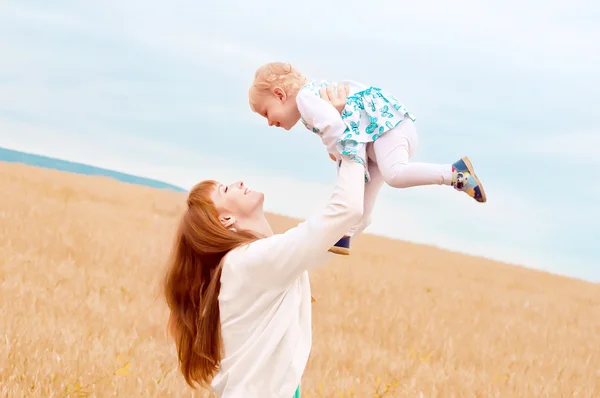 美しい母親と赤ちゃんの自然で楽しい時を過す — ストック写真