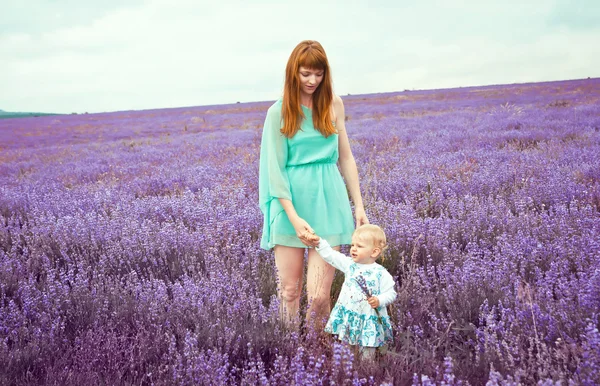 Bela mãe e bebê na natureza — Fotografia de Stock