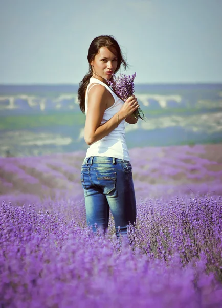 Krásná mladá dívka v létě na dovolené — Stock fotografie