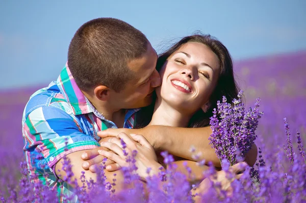 คู่สาวที่น่าสนใจในสนามในฤดูร้อน — ภาพถ่ายสต็อก