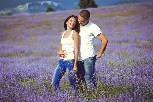 Joven pareja atractiva en un campo en verano —  Fotos de Stock