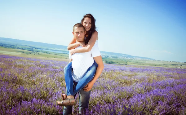 Молодая привлекательная пара в поле летом — стоковое фото