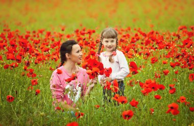 bir alandaki bir çocukla mutlu anne