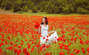 çiçekli bir alanda güzel kadın