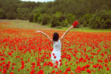 mutlu aile sahada yürüyüş