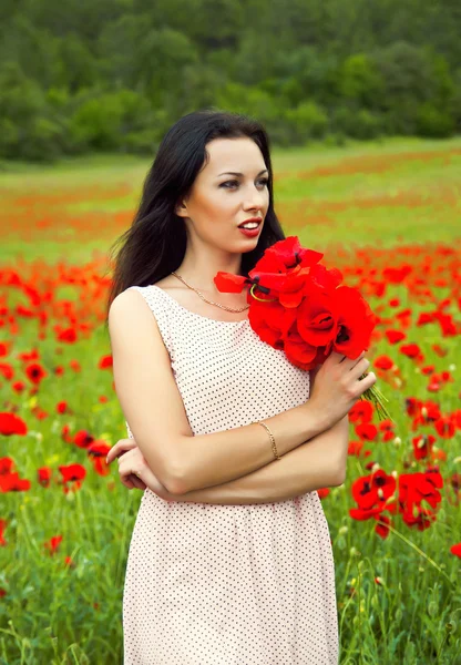 Portret pięknej kobiety w polu z kwiatami — Zdjęcie stockowe