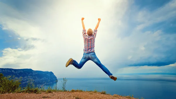 Man springt op de berg — Stockfoto