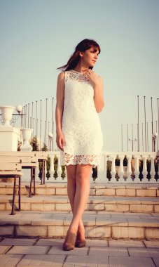 gün batımında güzel bir kız parkta portresi