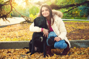 bir köpek ile genç ve güzel bir kız