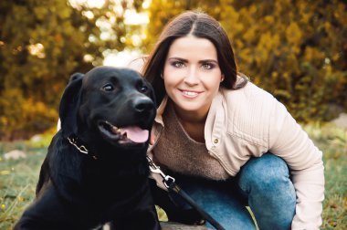 bir köpek ile genç ve güzel bir kız