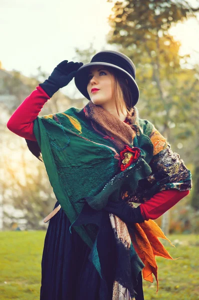 Retrato de una chica bonita en el parque de otoño —  Fotos de Stock