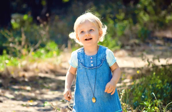 Cute little girl in the park — Stock Photo, Image