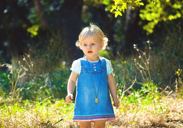 Carina bambina nel parco — Foto Stock