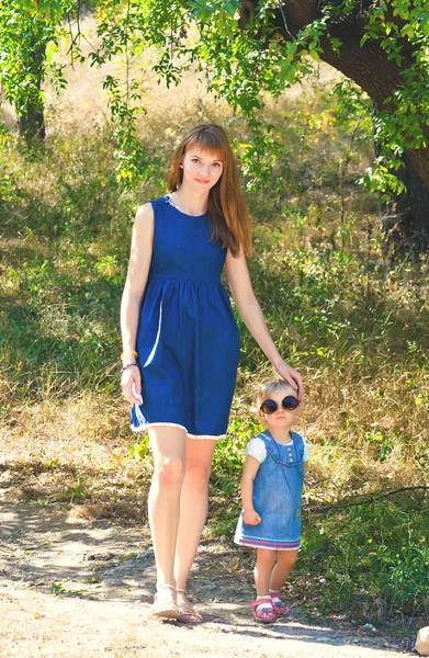 Young mother and baby in the park — Stock Photo, Image