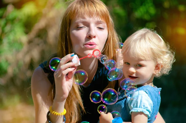 Junge Mutter und Baby im Park — Stockfoto